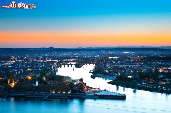 Immagine Tramonto sulla confluenza del Reno e Mosella a Coblenza in Germania. Il luogo in cui si può ammirare il congiungimento dei due fiumi è chiamato "L'angolo tedesco" o German Corner (Deutsches Eck) e offre un panorama superbo sulle due grandi valli - © EUROPHOTOS / Shutterstock.com