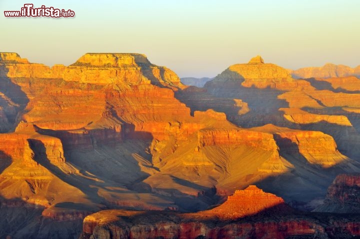 Immagine Tramonto dal south Rim, tra Yavapai e Mather Point nel Grand Canyon dell'Arizona - © Amy Nichole Harris / Shutterstock.com