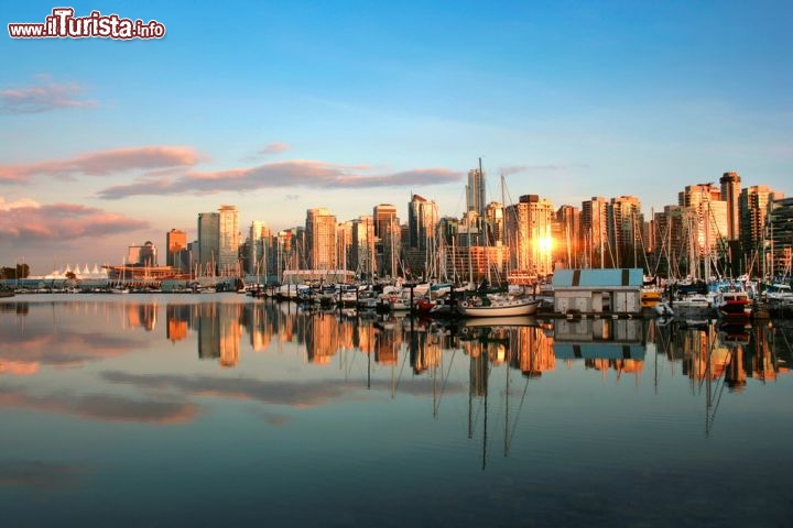 Immagine I grattacieli di Vancouver (British Columbia, Canada) si specchiano nell'acqua al tramonto, visti da Stanley Park - © jakobradlgruber / Shutterstock.com