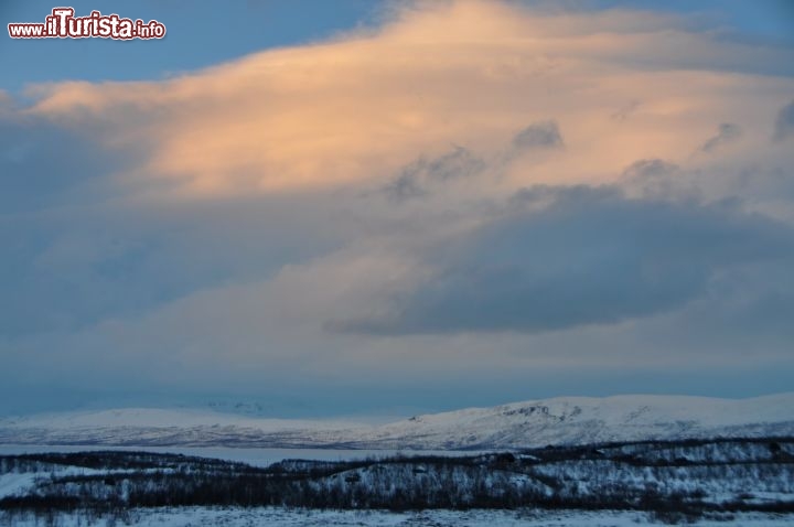 Immagine Tramonto invernale ad Abisko, in basso il lago Tornetrask, il secondo più profondo della Svezia