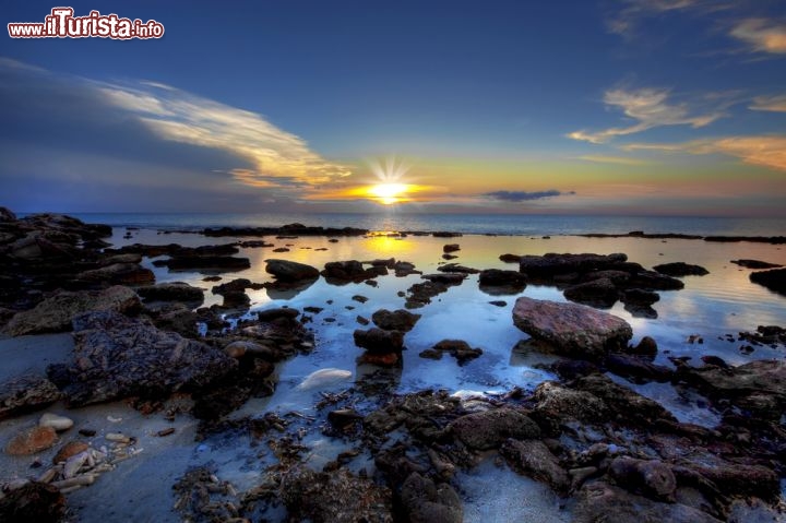 Immagine Tramonto sul mare tropicale a Bonaire, nei Caraibi olandesi - © Kjersti Joergensen / Shutterstock.com