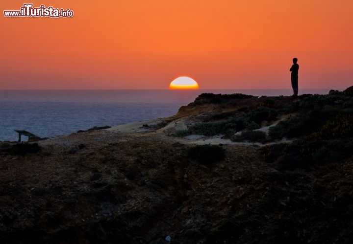 Immagine Tramonto nell'oceano Atlantico ripreso dalla costa di Sagres in Portogallo. E' uno dei luoghi migiori per fotografare il mito raggio verde, l'ultima luce di sole dalle tinte verde smeraldo - © Rob van Esch / Shutterstock.com