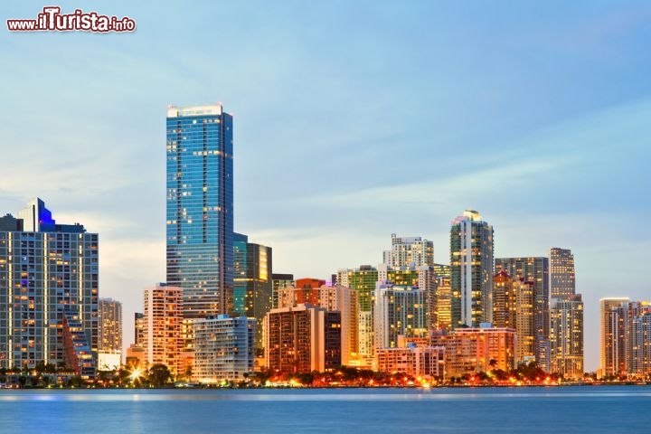 Immagine Tramonto sulla skyline di Miami, Florida: nella città si contano oltre trecento grattacieli, dove il più alto è la torre del Four Seasons Hotel, realizzato nel 2003, che con i suoi 240 metri è anche il 56esimo edificio piàù alto degli Stati Uniti - Foto © fotomak/ Shutterstock.com