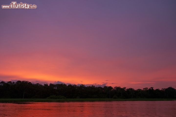 Immagine Tramonto spettacolare in Amazzonia, Brasile. Siamo sul rio Pacaya - © Wildnerdpix / Shutterstock.com