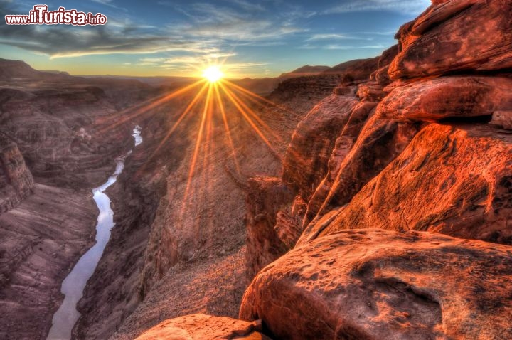 Immagine Tramonto spettacolare al Grand Canyon: in basso a sinistra il fiume Colorado. Ci troviano in Arizona negli USA - © Sierralara / Shutterstock.com
