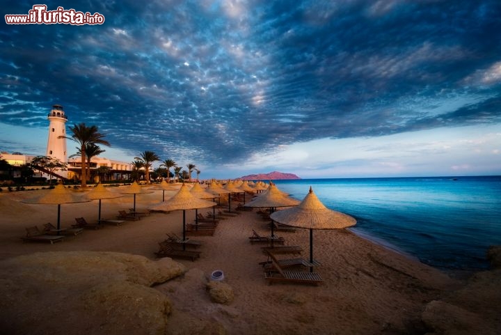 Immagine Tramonto visto dalla spiaggia di Sharm el Sheikh, costa sud del Sinai, in  Egitto - © Eric Gevaert / Shutterstock.com