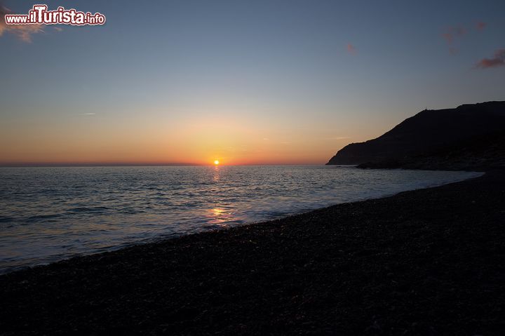 Immagine Tramonto spettacolare fotografato dalla spiaggia nera di Nonza in Corsica