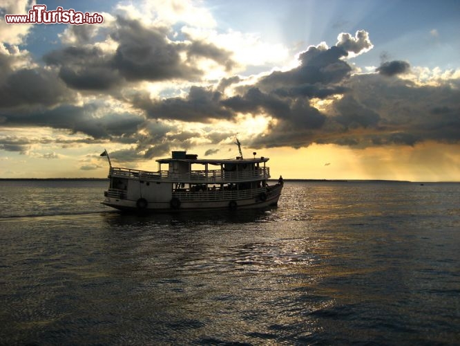 Immagine Tramonto sul Rio Negro a Manaus in Amazzonia - © guentermanaus / Shutterstock.com