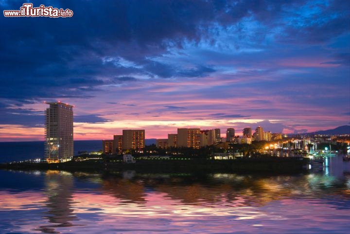 Immagine Tramonto a Puerto Vallarta: come per ogni località messicana che si affaccia sull'Oceano Pacifico, sulla costa ovest, la "puesta del Sol" è forse il momento più spettacolare di una giornata a Puerto Vallarta - © Yuriy Chertok / Shutterstock.com