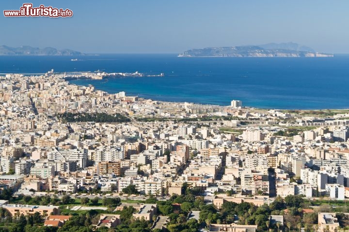 Immagine Panorama di Trapani e delle Isole Egadi fotografato dal borgo di Erice, all'estremità nord-occidentale della Sicilia. Ci sono circa 10 km tra il capoluogo di provincia e Erice, posta sull'omonimo monte che Gabriele d'Annunzio definì "la vetta annunziatrice della Sicilia bella" - © Pawel Kowalczyk / Shutterstock.com