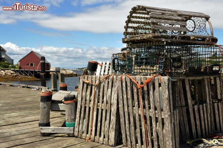 Immagine Nel villaggio di Peggy's Cove - Nuova Scozia, Canada -  la pesca è da sempre l'attività principale. Nell'immagine alcune trappole per aragoste lungo il molo di legno, accanto alla baia di St. Margarets - © Paul McKinnon / Shutterstock.com