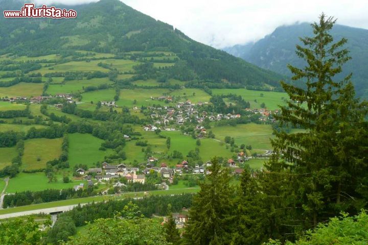 Immagine Trebesing, Austria: il panorama del cosiddetto villaggio dei bambini in Carinzia