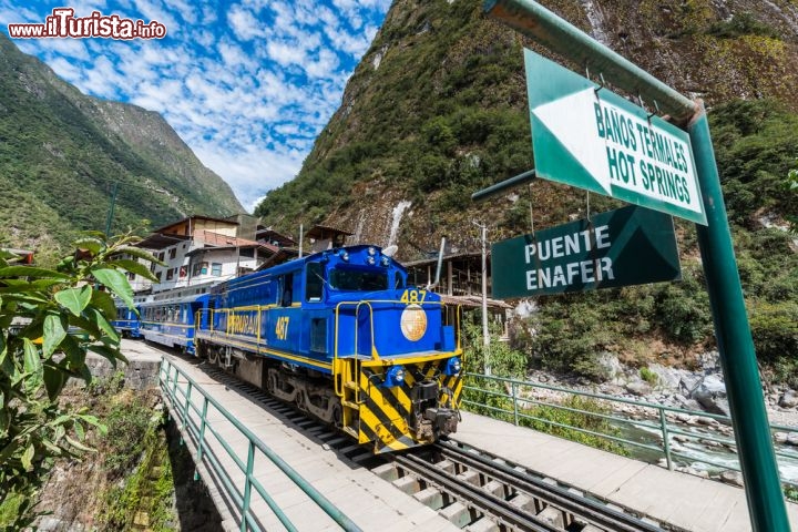 Immagine Treno Aguas Calientes, Perù - Per raggiungere Machu Picchu dalla principale strada inca il percorso prevede tre giorni di cammino. Per questo motivo si prende il treno sino al chilometro 82 della linea ferroviaria Cusco-Aguas Calientes da dove poi si prosegue a piedi. Altri preferiscono invece prendere un autobus locale da Cusco a Ollantaytambo attraversando la valle sacra degli incas per poi proseguire con un mezzo di trasporto sino al km 82: da li si imbocca la strada ferrata che copre i restanti 32 km sino ad Aguas Calientes - © ostill / Shutterstock.com