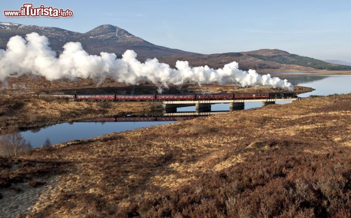 Immagine Treno a vapore tra i paesaggi delle Highlands scozzesi - © Peter R Foster IDMA / Shutterstock.com