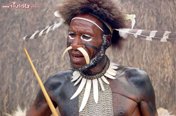 Immagine Tribù etnia Dani: un guerrirero tipico delle popolazioni della Papua Nuova Guinea  - Foto di Giulio Badini, I Viaggi di Maurizio Levi.