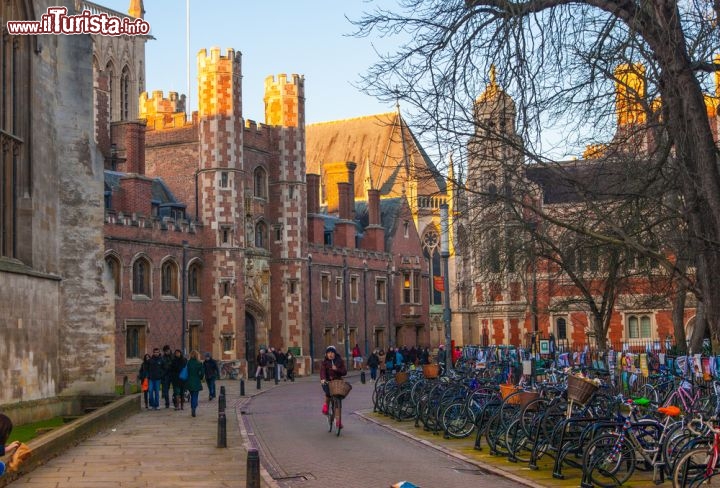 Immagine Trinity Street e l'omonimo collegio universitario a Cambridge, Inghilterra - Fondato da Enrico VIII° nel 1546, è stato fra l'altro il college di Isaac Newton. Il Trinity College di Cambridge vanta una fortissima tradizione accademica tant'è che ha ricevuto ben 31 premi Nobel, un premio Abel per la matematica, due Templeton per la religione e 5 medaglie Fields. In questa immagine, il suggestivo edificio del Trinity si affaccia sull'omonina street del centro di Cambridge che prosegue a nord come St. John's Street, a sud come King's Parade per poi finire in Trumpington Street © IR Stone / Shutterstock.com