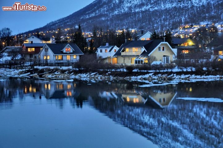 Immagine Tromsdalen, il quartiere sud di Tromso: le case case si riflettono sul mare, vicino al Bruvegen, il ponte che unisce l'isola di Troms alla terraferma