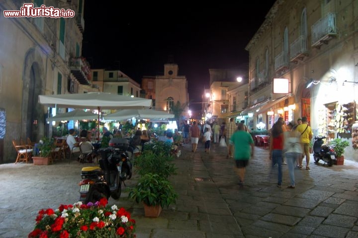 Immagine Tropea di notte: passeggiata nel centro storico del borgo calabro