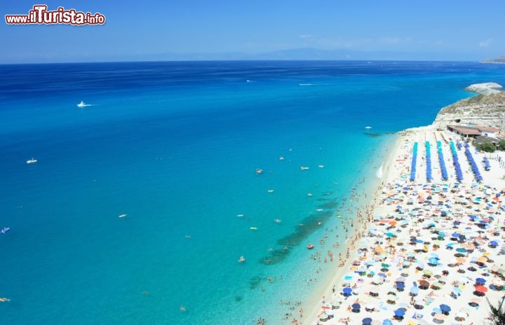 Immagine Tropea, la spiaggia cittadina rimane sotto al borgo: siamo sulla costa tirrenica della Calabria - © Natalia Macheda / Shutterstock.com