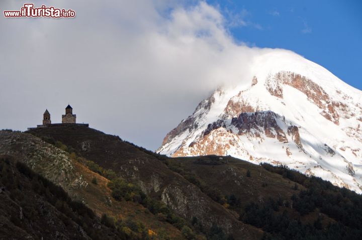 Immagine Tsminda Sameba e vulcano Kazbegi, Georgia.