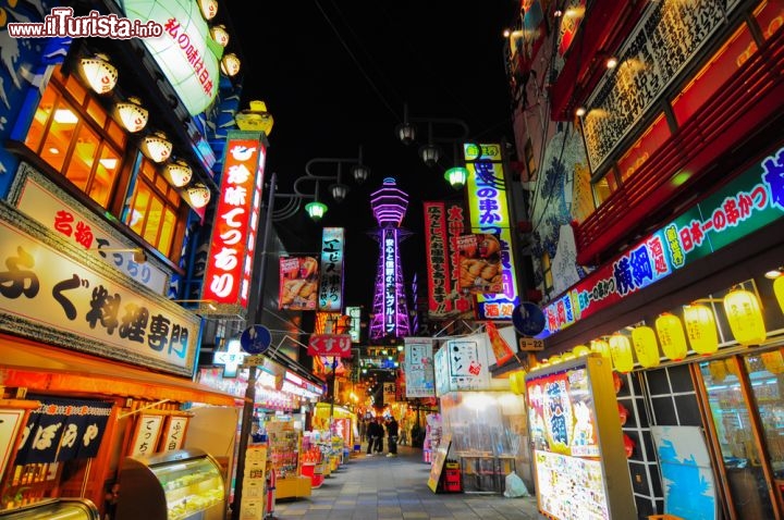 Immagine Tsutenkaku Tower: in centro ad Osaka, nel distretto Shinsekai alla sera (Giappone) - © PKOM / Shutterstock.com