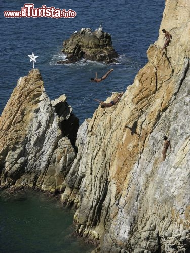 Immagine Tuffatori Acapulco si gettano nell'oceano dalle rocce della Quebrada. Siamo in Messico, nello stato del Guerrero - © Ramunas Bruzas / Shutterstock.com