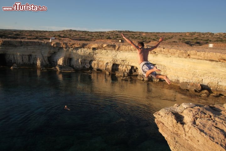 Immagine Tuffo nel mare limpido di Ayia Napa Cipro - © Yiannis Kourtoglou / Shutterstock.com