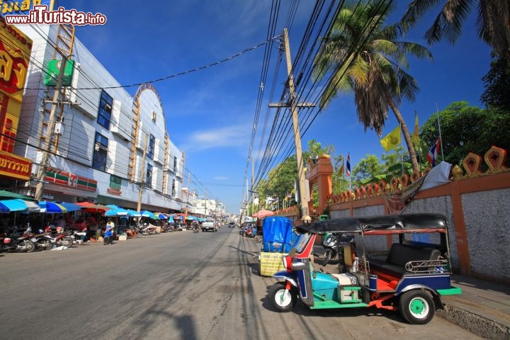 Immagine Uno dei tanti Tuk Tuk di Nakhon Ratchasima, la città della Thailandia - © Blanscape / Shutterstock.com