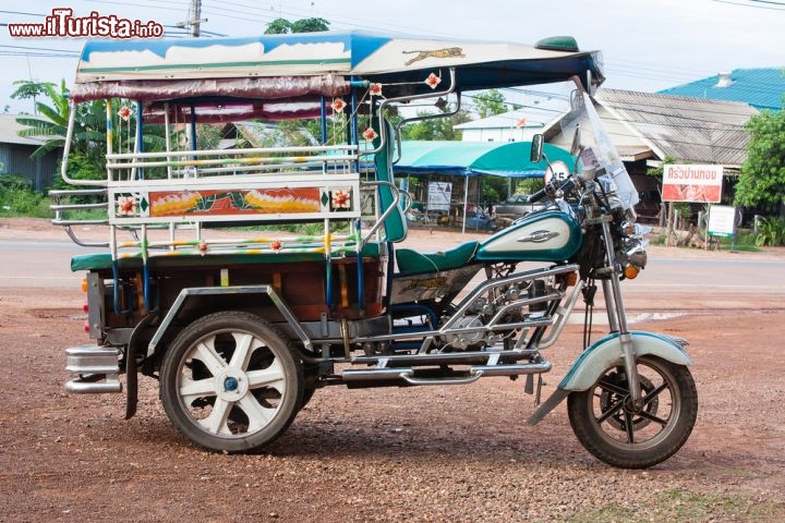 Immagine Tuk tuk ricavato da una moto di tutto rispetto a Nong Khai in Thailandia - © ekapotfotothai / Shutterstock.com