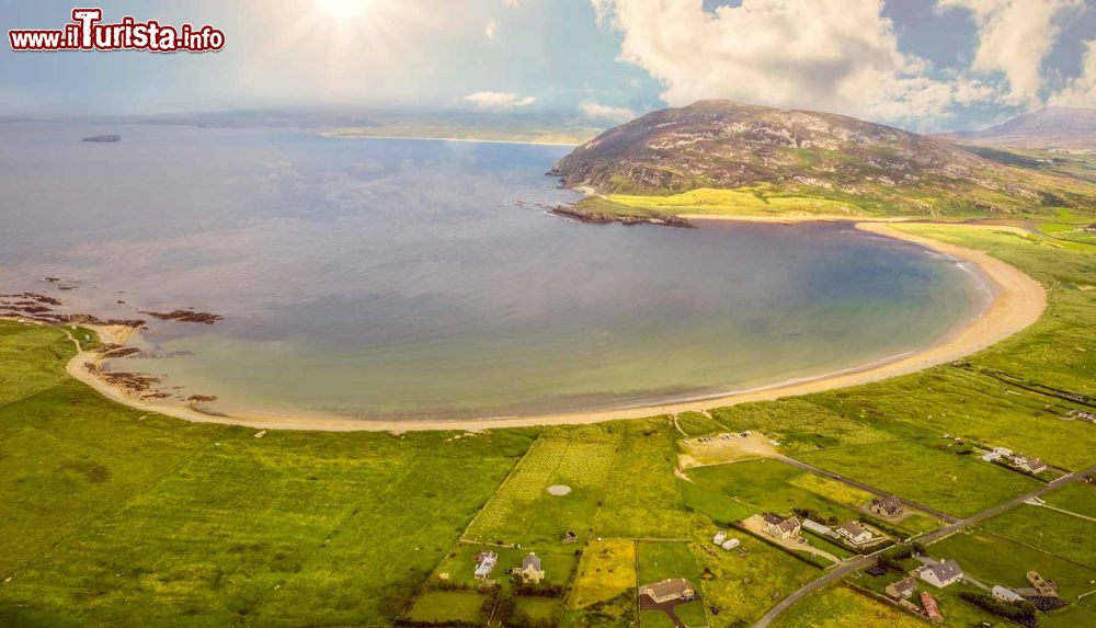 Immagine La spiaggia di Tullagh Bay in Irlanda: siamo nella Contea di Donegal - © govisitnishowen,com