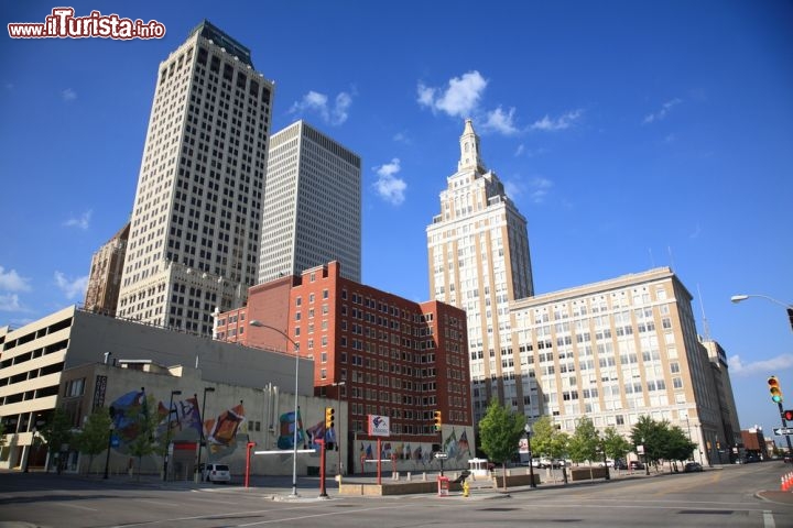 Immagine Tulsa, Oklahoma: la  Skylline Art Deco della città degli Stati Uniti - © Ffooter / Shutterstock.com