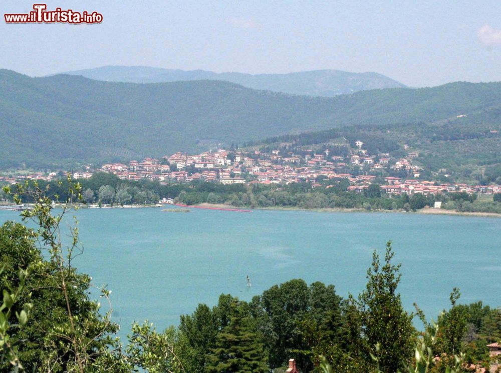 Immagine Tuoro sul Trasimeno: panorama della cittadina sul lago dell'Umbria - © www.prolocotuorosultrasimeno.it