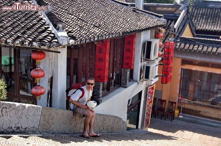 Immagine Turista al riparo del caldo estivo del villaggio di Zhouzhuang in Cina