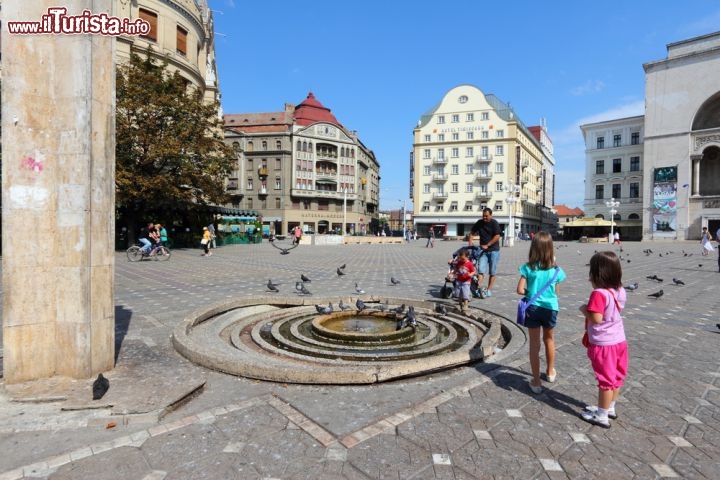 Immagine Turisti a passeggio nel centro storico di Timisoara - © Tupungato / Shutterstock.com