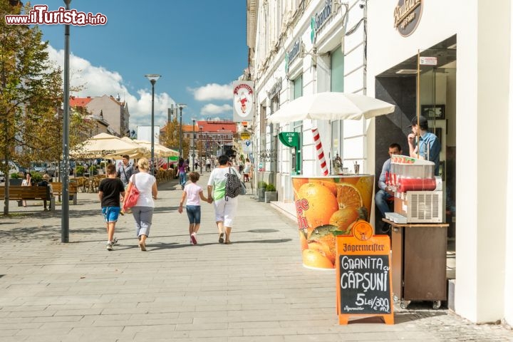 Immagine Turisti in centro a Cluj Napoca, Romania - Terza città del paese, Cluj Napoca è il principale centro economico del nord ovest con un settore terziario orientato soprattutto ai servizi finanziari e alla ricerca. Ha inoltre un grande potenziale turistico che richiama ogni anno migliaia di visitatori provenienti da tutt'Europa per ammirarne le numerose bellezze architettoniche e culturali tramandate nei secoli © Radu Bercan / Shutterstock.com