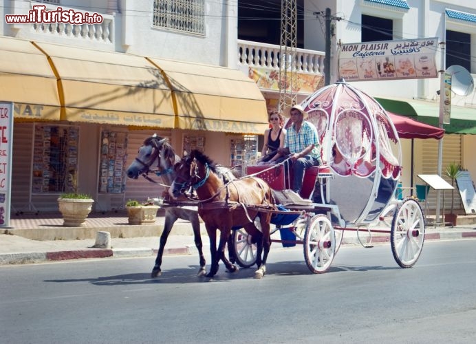 Immagine Turisti in centro a Hammamet Tunisia. Circa un terzo della popolazione locale di Hammamet vive di turismo. La città costiera tunisina venne alla ribalta delle cronache negli anni '90 quando l'allora primo ministro Italiano, dimissionario, Bettino Craxi scelse questa località come rifugio dorato, per sfuggire alla giustizia italiana, durante il cosiddetto periodo di tantentopoli- © Brendan Howard / Shutterstock.com