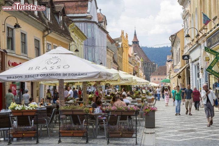 Immagine Turisti lungo via Repubblica, a Brasov - Affollata d'estate quanto d'inverno, nonostante il clima decisamente più fresco, via Repubblica è da sempre uno dei principali viali pedonali dove i turisti amano passeggiare alla ricerca di qualche bottega d'artigianato locale oltre che per gustare qualche piatto della tipica gastromonia rumena. Ristoranti, trattorie e caffè offrono un'ampia scelta per tutti i gusti e tutte le tasche © Photosebia / Shutterstock.com