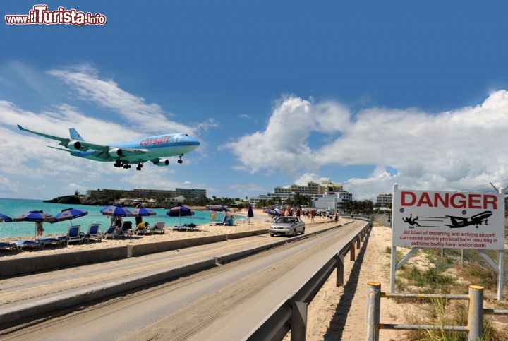 Immagine I turisti sfidano il pericolo sulla spiaggia in prossimità dell'aeroporto di Sint Maarten ai caraibi - © Stephanie Rousseau / Shutterstock.com