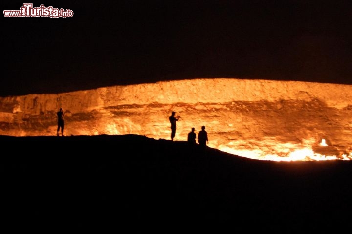 Immagine Turkmenistan il cratere di Darwaza di notte - Foto di Giulio Badini< / I Viaggi di Maurizio Levi