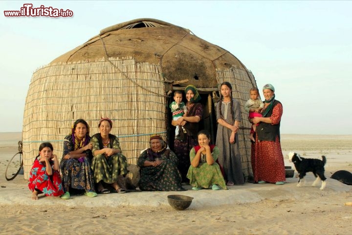 Immagine Turkmenistan yurta con gruppo di donne - Foto di Giulio Badini / I Viaggi di Maurizio Levi