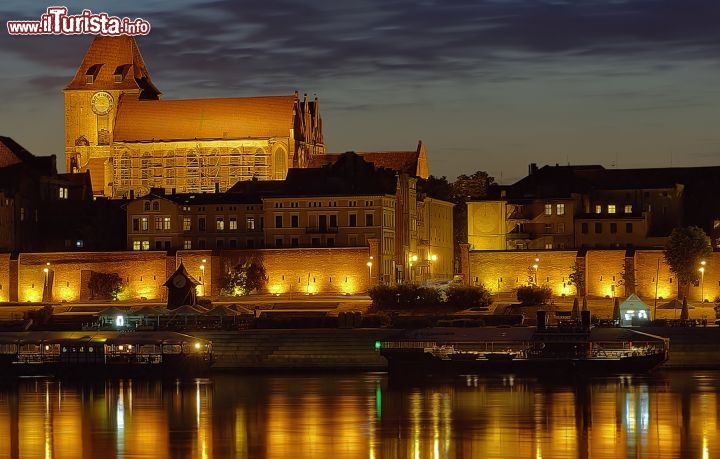 Immagine Turonia (Torun) di notte si riflette sul fiume Vistola, il piu importante della Polonia - © Nightman1965 / Shutterstock.com
