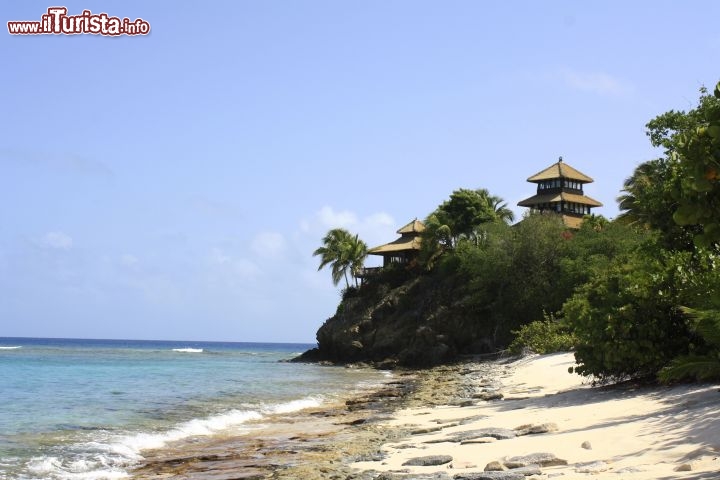 Immagine Turtle Beach, Necker island, Isole Vergini Britanniche  – Una delle spiagge di questa bellissima isola. Nonostante l’isola si privata le spiagge di Necker Island sono accessibili fino a dove arriva l’acqua del mare. Sopra a questa spiaggia passa una lunga zipline che parte dalle Great House e arriva alle Bali Houses. - © Guendalina Buzzanca / thegtraveller.com