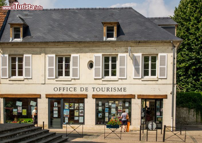 Immagine Ufficio del Turismo a Pierrefonds. Qui potete trovare tutte le informazioni delle cose da fare e vedere nella città della Piccardia. Le classiche visite includono sicuramente il Castello di Pierrefonds, il lago, la vecchia stazione ferroviaria e la Chiesa Église Saint-Sulpice che si trova ib rue Louis-d’Orléans, ambedue inserite nella lista dei patrimoni storici della Francia   - © Genia / Shutterstock.com