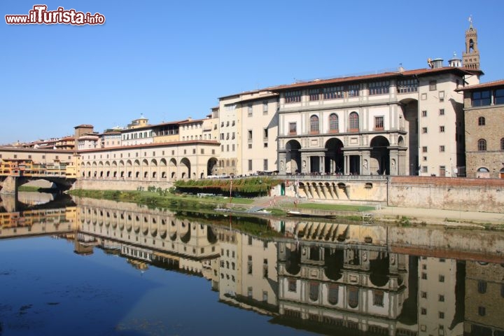 Immagine Panorama da uno dei Lungarni di Firenze: la Galleria degli Uffizi ed in ondo il ponte Vecchio. Queste zone offrirono molto l'alluvione dell'Arno a Firenze, del 4 novembre 1966 che videro il fiume visti Dall Arno superare i livelli della storica alluvione del 1333 che aveva distrutto il ponte precedente l'attuale  - © Tupungato / Shutterstock.com