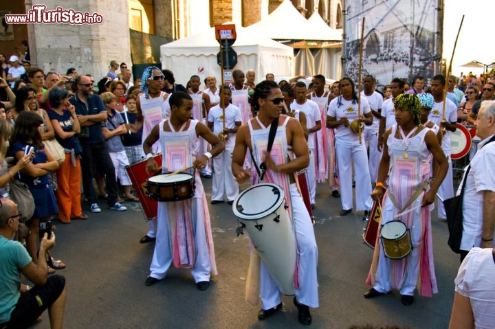 Immagine Umbria Jazz, il famoso appuntamento musicale dell'estate, musicisti in parata per le strade del centro di Perugia. L'evento di Umbria jazz iniziò nel 1970, e seppur con qualche interruzione alla fine degli anni '70, questa manifestazione ha visto sfilare i prinicipali artisti del mondo sia del jazz ma anche di generi come il rythm&blues, blues e il soul. Tra i musicisti immortali che hanno calcato le scene ricordiamo Mile Davis, Ornette Coleman, Joe Pass, Chet Baker e Chick Corea, ma la lista potrebbe essere lunghissima. Il festival si svole a luglio, in varie sedi con musicisti di rilievo, emergenti ed anche artisti di strada.  - © Gianluca Curti / Shutterstock.com