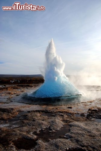 Immagine Un Geyser in eruzione (Strokkur) Islanda - Foto di Giulio Badini