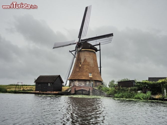 Immagine Un mulino a vento del 17° secolo a Kinderdijk in Olanda.