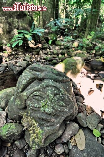 Immagine Un Tiki nella foresta dento Moorea Polinesia Francese. Il tiki è la divinità composta da 3 dei, e questa coincendenza con la trinità cristiana semplificò moltissimo il lavoro dei missionari  e la colonizzazione francese