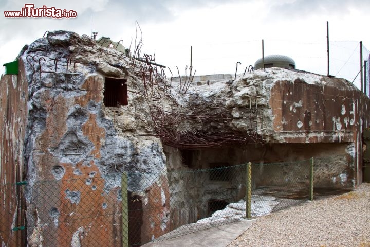 Immagine Un bunker in rovina lungo il percorso della Linea Maginot in Francia. Ci troviamo in Alsazia, una delle zone contese tra tedeschi e francesi durante la seconda guerra mondiale - © g215 / Shutterstock.com