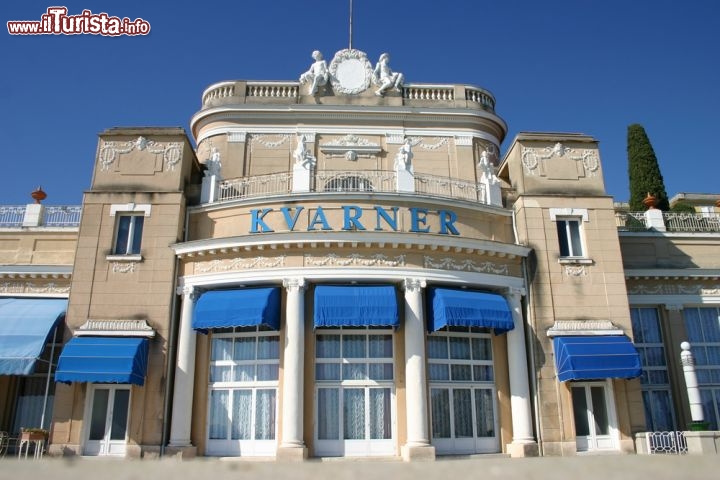 Immagine L'Hotel Kvarner, uno degli hotel storici di Opatija (Abbazia) in Croazia. Costruito nel 1884, fu tra i primi della costa adriatica e divenne un modello di eleganza per le altre strutture cittadine. Contiene la sontuosa Sala dei Cristalli - © Andrea Seemann / Shutterstock.com